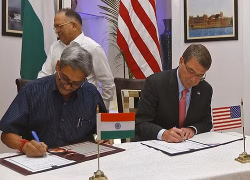 Hai bộ trưởng Manohar Parrikar và Ashton Carter ký kết thỏa thuận hợp tác quốc phòng