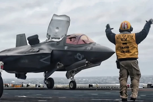 F-35B Lightning II hạ cánh thẳng đứng xuống tàu đổ bộ trực thăng USS Wasp. Ảnh minh họa video Raytheon.