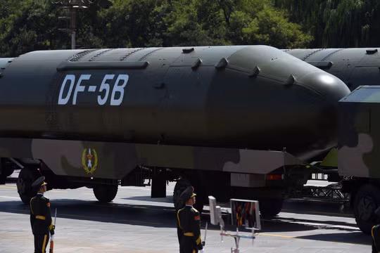 Xe phóng tên lửa DF-05B của lực lượng pháo binh-tên lửa chiến lược Trung Quốc.