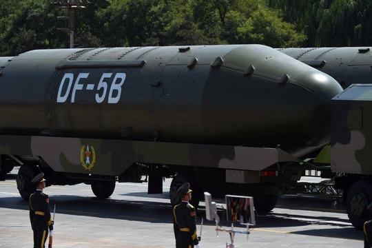 Xe phóng tên lửa DF-05B của lực lượng pháo binh-tên lửa chiến lược Trung Quốc.