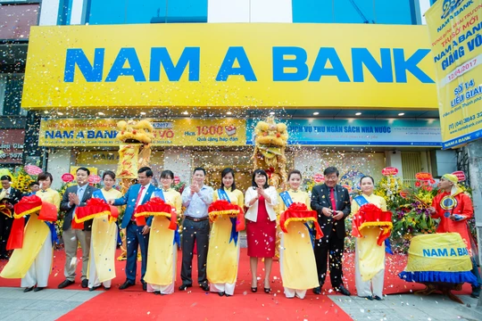 Ban Lãnh đạo cùng các Khách mời cắt băng khai trương trụ sở mới Nam A Bank Giảng Võ.