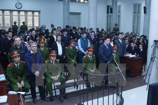 Bị cáo Hà Văn Thắm và các đồng phạm tại phiên xét xử. (Ảnh: Phạm Kiên/TTXVN)