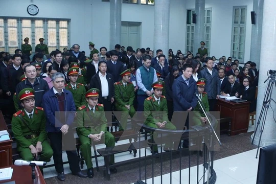 Bị cáo Hà Văn Thắm và các đồng phạm tại phiên xét xử. (Ảnh: Phạm Kiên/TTXVN)