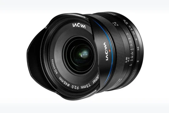 Theo PetaPixel, với độ dài tiêu cự 7.5mm, ống kính này cho góc nhìn đến 110 độ, hoàn toàn phù hợp cho việc chụp ảnh thiên văn, phong cảnh hay các trường hợp ánh sáng yếu.