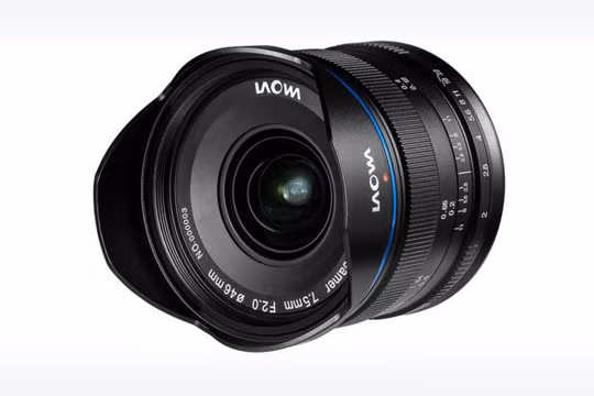 Theo PetaPixel, với độ dài tiêu cự 7.5mm, ống kính này cho góc nhìn đến 110 độ, hoàn toàn phù hợp cho việc chụp ảnh thiên văn, phong cảnh hay các trường hợp ánh sáng yếu.