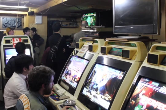 Bay nửa vòng trái đất chỉ để chơi một tựa game “cổ lỗ sĩ”, đây mới là những game thủ đích thực