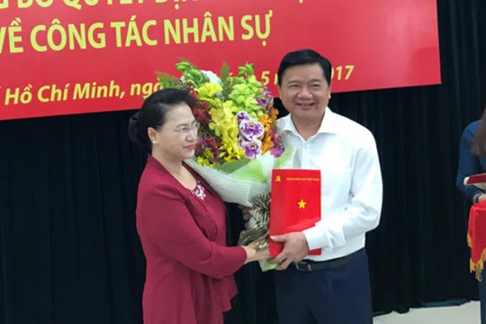 Chủ tịch Quốc hội Nguyễn Thị Kim Ngân đã trao quyết định cho ông Đinh La Thăng. Ảnh: Thanh Niên