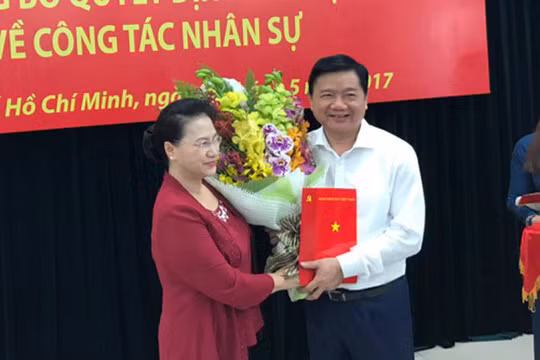 Chủ tịch Quốc hội Nguyễn Thị Kim Ngân đã trao quyết định cho ông Đinh La Thăng. Ảnh: Thanh Niên