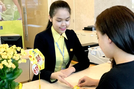 Khách hàng gửi tiết kiệm và tham gia chương trình khuyến mãi tại Nam A Bank.