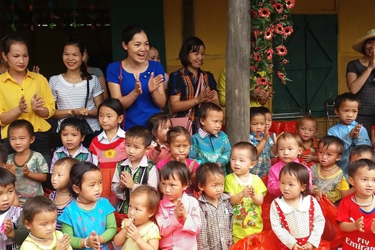 Cô Phạm Thị Châm (áo xanh) và các em học sinh điểm trường Tả Liềng trường Mầm non Cốc Mỳ số 2 huyện Bát Xát Lào Cai. Ảnh: Anh Tuấn.