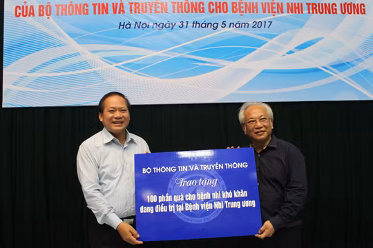 Bộ trưởng Trương Minh Tuấn trao 100 suất quà cho bệnh nhi khó khăn đang điều trị tại Bệnh viện Nhi Trung ương