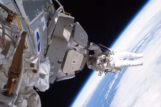 Trạm Vũ trụ quốc tế (ISS) - Chi phí: 150 tỷ USD (tính đến năm 2010) Công trình đắt nhất hành tinh này quay quanh trái đất ở độ cao hơn 300 km. Kế hoạch mở rộng ISS đang được thực hiện có chi phí khoảng 60 tỷ USD. Còn kế hoạch mở rộng tới năm 2020 tiêu tốn