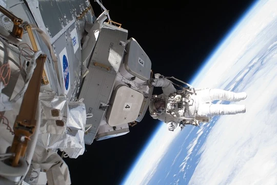 Trạm Vũ trụ quốc tế (ISS) - Chi phí: 150 tỷ USD (tính đến năm 2010) Công trình đắt nhất hành tinh này quay quanh trái đất ở độ cao hơn 300 km. Kế hoạch mở rộng ISS đang được thực hiện có chi phí khoảng 60 tỷ USD. Còn kế hoạch mở rộng tới năm 2020 tiêu tốn