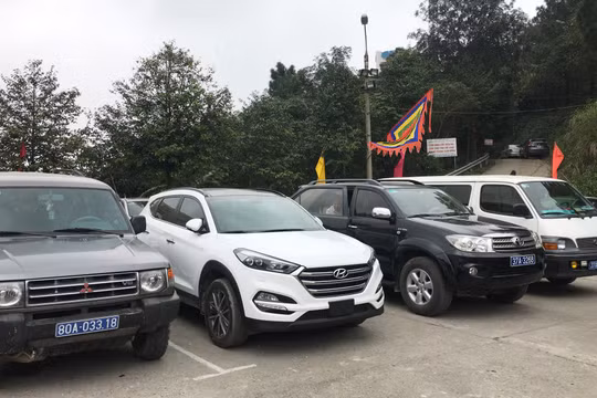 Xe công đi lễ ở Nghệ An