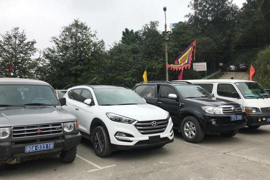 Xe công đi lễ ở Nghệ An