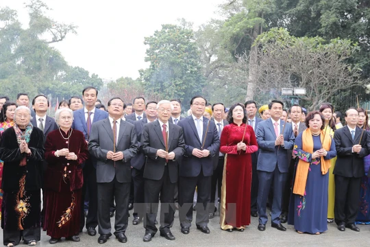 Tổng Bí thư Nguyễn Phú Trọng dâng hương tại Tượng đài vua Lý Thái Tổ. (Ảnh: Trí Dũng/TTXVN)