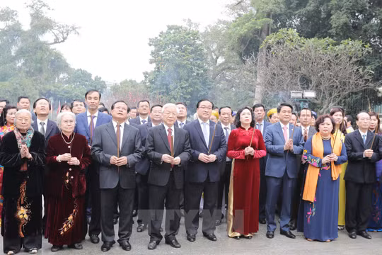 Tổng Bí thư Nguyễn Phú Trọng dâng hương tại Tượng đài vua Lý Thái Tổ. (Ảnh: Trí Dũng/TTXVN)