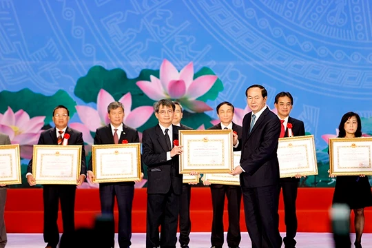 Chủ tịch Nước trao giải thưởng cho cá nhân đoạt giải