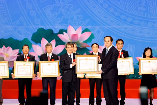 Chủ tịch Nước trao giải thưởng cho cá nhân đoạt giải