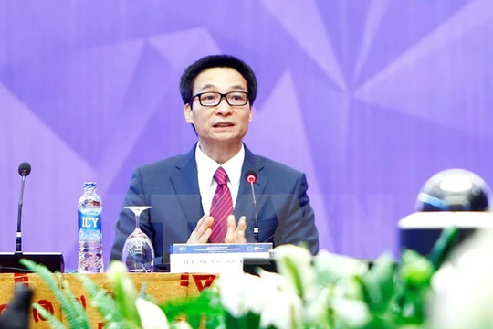 Phó Thủ tướng Vũ Đức Đam phát biểu tại cuộc đối thoại. (Ảnh: An Đăng/TTXVN) 