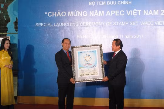 Bộ trưởng Bộ TT&TT trao tặng tem cho Thứ trưởng Bộ Ngoại giao Nguyễn Quốc Dũng. Ảnh: Ánh Dương.