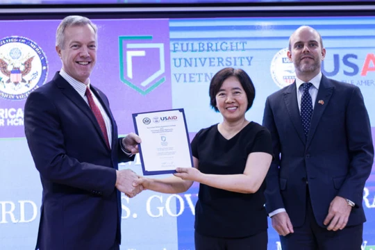 Đại sứ Ted Osius trao quyết định tài trợ từ USAID cho bà Đàm Bích Thuỷ, Chủ tịch ĐH Fulbright Việt Nam. Ảnh:Anh Nguyễn.