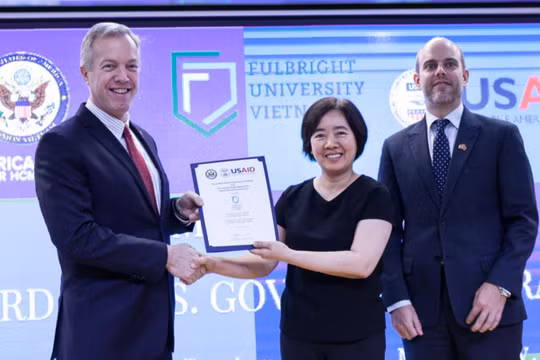Đại sứ Ted Osius trao quyết định tài trợ từ USAID cho bà Đàm Bích Thuỷ, Chủ tịch ĐH Fulbright Việt Nam. Ảnh:Anh Nguyễn.
