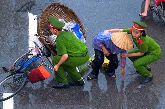 Chiến sĩ công an giúp đỡ người dân