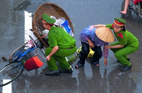 Chiến sĩ công an giúp đỡ người dân