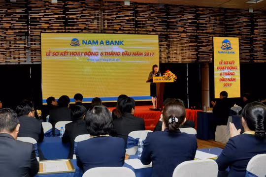 Bà Lương Thị Cẩm Tú – Tổng Giám đốc Nam A Bank phát biểu chỉ đạo tại buổi Lễ. 