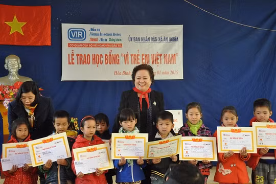 Bà Nguyễn Thị Nga – Chủ tịch SeABank trao học bổng cho các em học sinh nghèo xã Ân Nghĩa, huyện Lạc Sơn, Hòa Bình