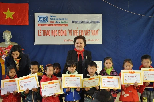 Bà Nguyễn Thị Nga – Chủ tịch SeABank trao học bổng cho các em học sinh nghèo xã Ân Nghĩa, huyện Lạc Sơn, Hòa Bình