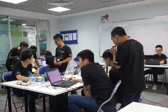 Một đội thi của GDG Mini Hackathon Hanoi 2017. Ảnh: Ánh Dương