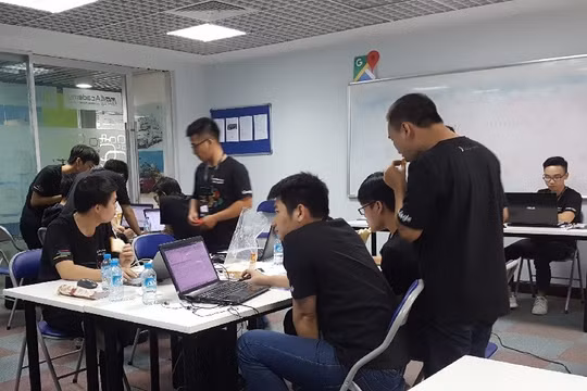 Một đội thi của GDG Mini Hackathon Hanoi 2017. Ảnh: Ánh Dương