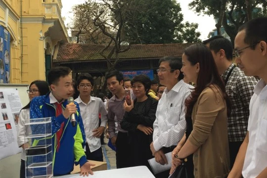 Em Nguyễn Gia Thịnh thuyết minh về sản phẩm máy lọc khí. Ảnh Quý Hiên