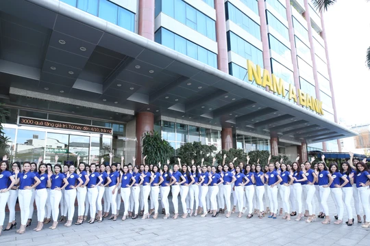 70 thí sinh Hoa hậu Hoàn vũ Việt Nam chụp hình lưu niệm tại Hội sở Nam A Bank.