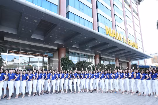 70 thí sinh Hoa hậu Hoàn vũ Việt Nam chụp hình lưu niệm tại Hội sở Nam A Bank.