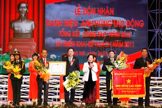 Trịnh Xuân Thanh nhận bằng khen "Anh hùng lao động"