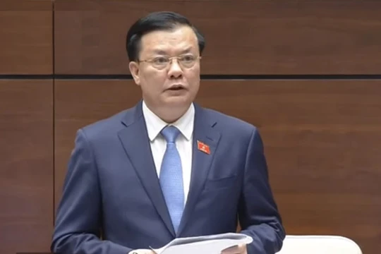 Bộ trưởng Đinh Tiến Dũng tại phiên họp Quốc hội chiều 1/11. Nguồn: Zing