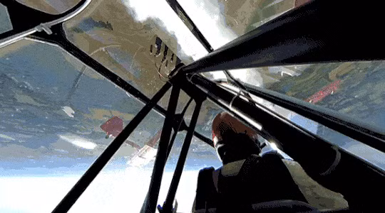 Sẽ ra sao nếu bạn có thể trải nghiệm cảm giác lộn nhào trong máy bay, thậm chí ngược lại hoàn toàn thông qua lăng kính của video 360 độ?