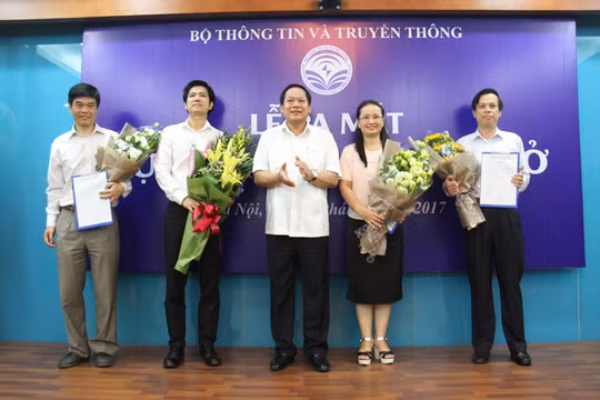 Bộ trưởng Bộ TT&TT Trương Minh Tuấn trao quyết định cho các đồng chí lãnh đạo Cục Thông tin cơ sở. Ảnh: Thảo Anh