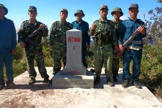 Các chiến sĩ biên giới bên cột mốc biên phòng