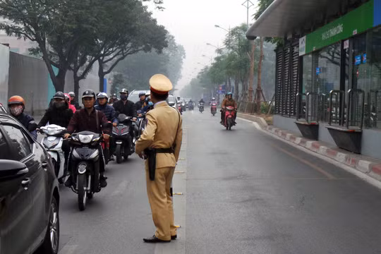Từ 15/2, lực lượng CSGT Hà Nội bắt đầu thực hiện kế hoạch tăng cường kiểm tra, xử lý hành vi đi không đúng phần đường, làn đường quy định; các phương tiện tham gia giao thông đi vào làn đường dành riêng cho xe buýt nhanh (BRT).