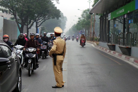 Từ 15/2, lực lượng CSGT Hà Nội bắt đầu thực hiện kế hoạch tăng cường kiểm tra, xử lý hành vi đi không đúng phần đường, làn đường quy định; các phương tiện tham gia giao thông đi vào làn đường dành riêng cho xe buýt nhanh (BRT).