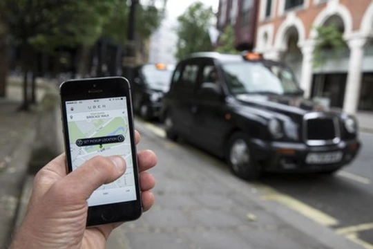 Ở nước ngoài, taxi công nghệ là loại hình dịch vụ tiên tiến và được ủng hộ. Ảnh: Reuters.