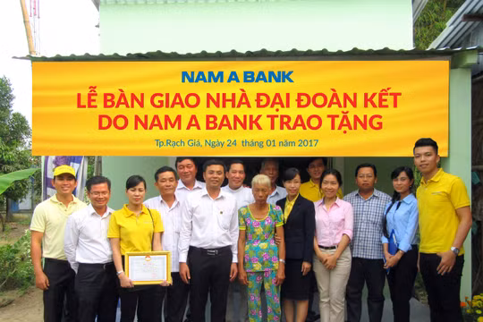 Ông Nguyễn Tấn Tài – Giám đốc Chi nhánh Nam A Bank Kiên Giang cùng đại diện UBMTTQ, UBND TP Rạch Giá trao nhà Đại đoàn kết cho gia đình bà Nguyễn Thị Hoa ở xã Phi Thông.