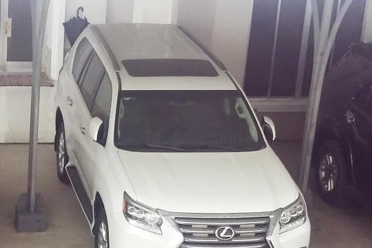 Chiếc xe Lexus doanh nghiệp tặng tỉnh Cà Mau