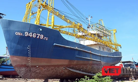 Tàu cá vỏ thép QNa 94679TS của ngư dân Trần Văn Liên phải nằm bờ hơn 1 năm nay vì hư hỏng máy. Ảnh: Xuân Mai