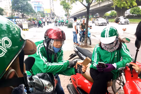 Chạy đủ 10 cuốc, các GrabBike được phát quần áo, mũ bảo hiểm đồng phục. Ảnh: Zing