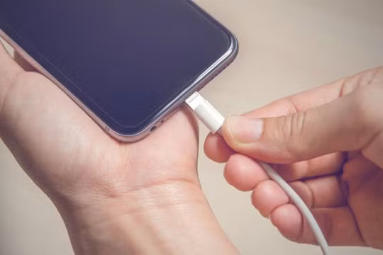 Công nghệ mới không khai tử điện thoại cũng như sạc truyền thống Ảnh: iStock 